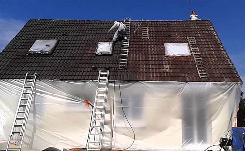 TRAVAUX DE NETTOYAGE ET DE DÉMOUSSAGE DE TOITURE